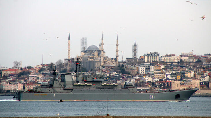 Rus savaş gemileri, İstanbul Boğazı'ndan geçti!
