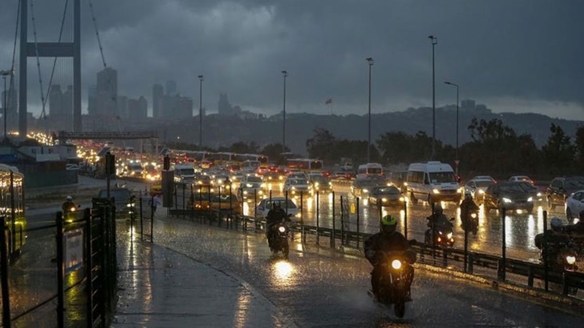 İstanbul sağanak yağışa teslim oldu, AKOM'dan uyarı geldi