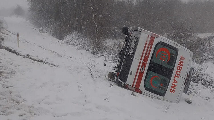 İstanbul’da ambulans devrildi! Faciadan dönüldü