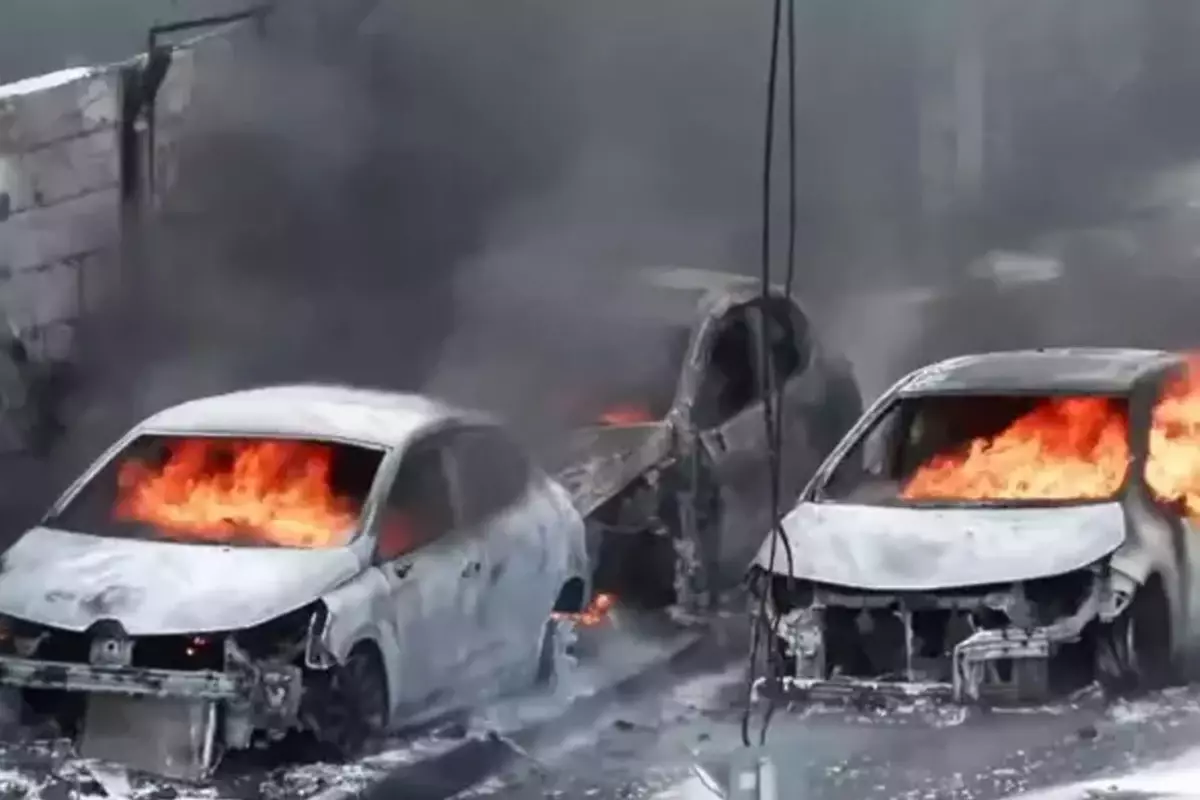 İstanbul'da korkutan yangın! Alevler çevredeki otomobilleri yuttu