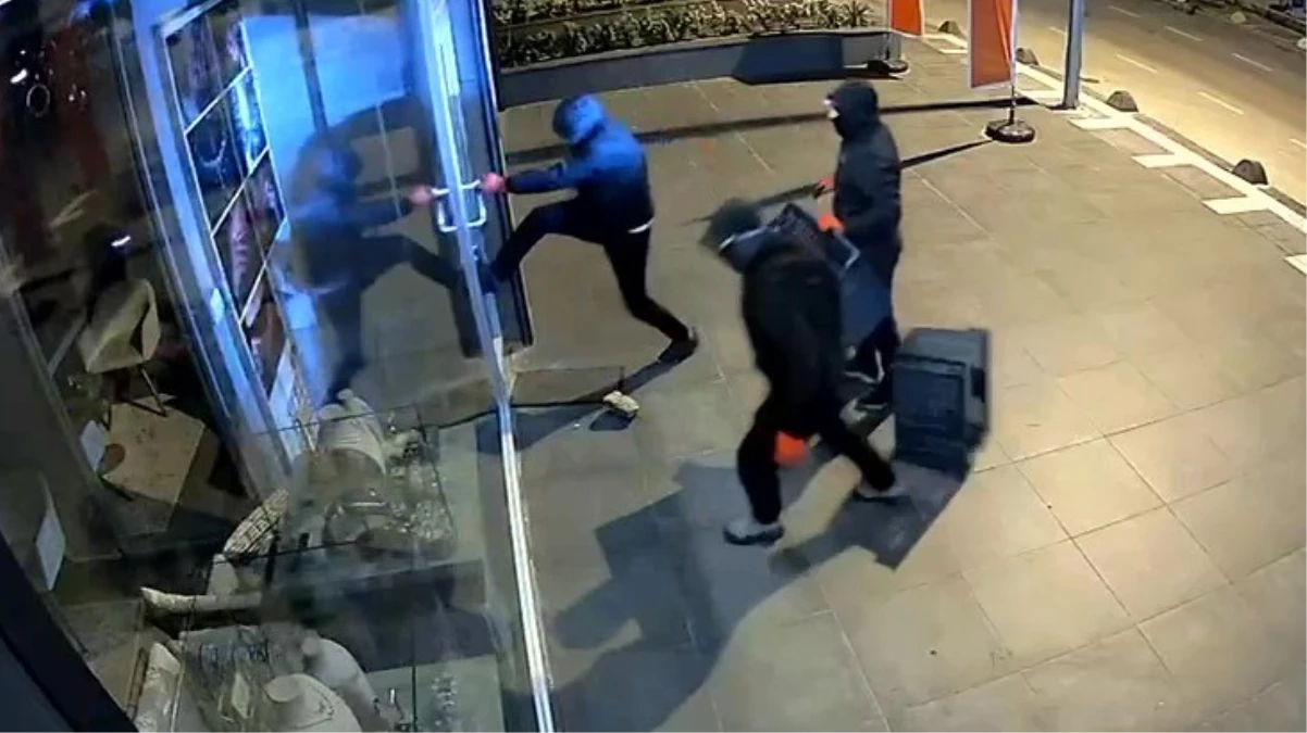 İstanbul'da kuyumcudan dakikalar içinde milyonluk vurgun yapan hırsız suç makinesi çıktı