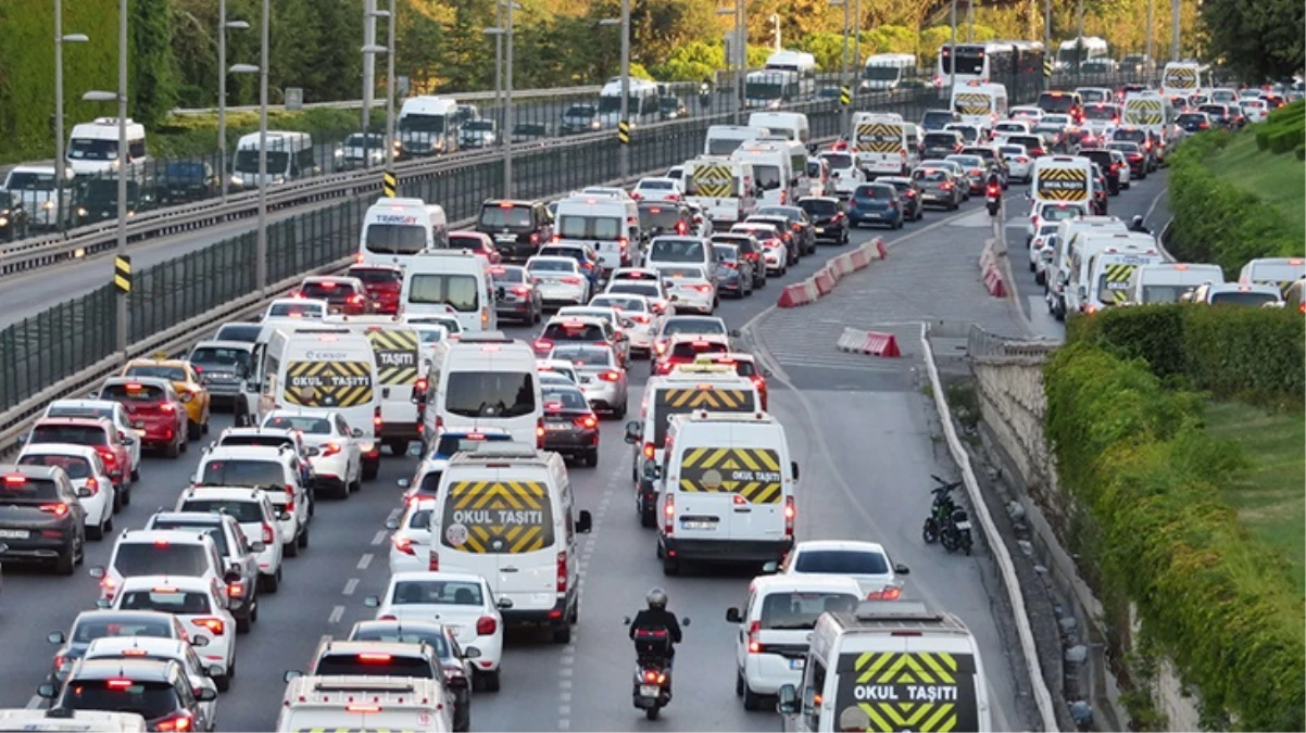 İstanbul'da okullar açıldı, trafik yoğunluğu başladı