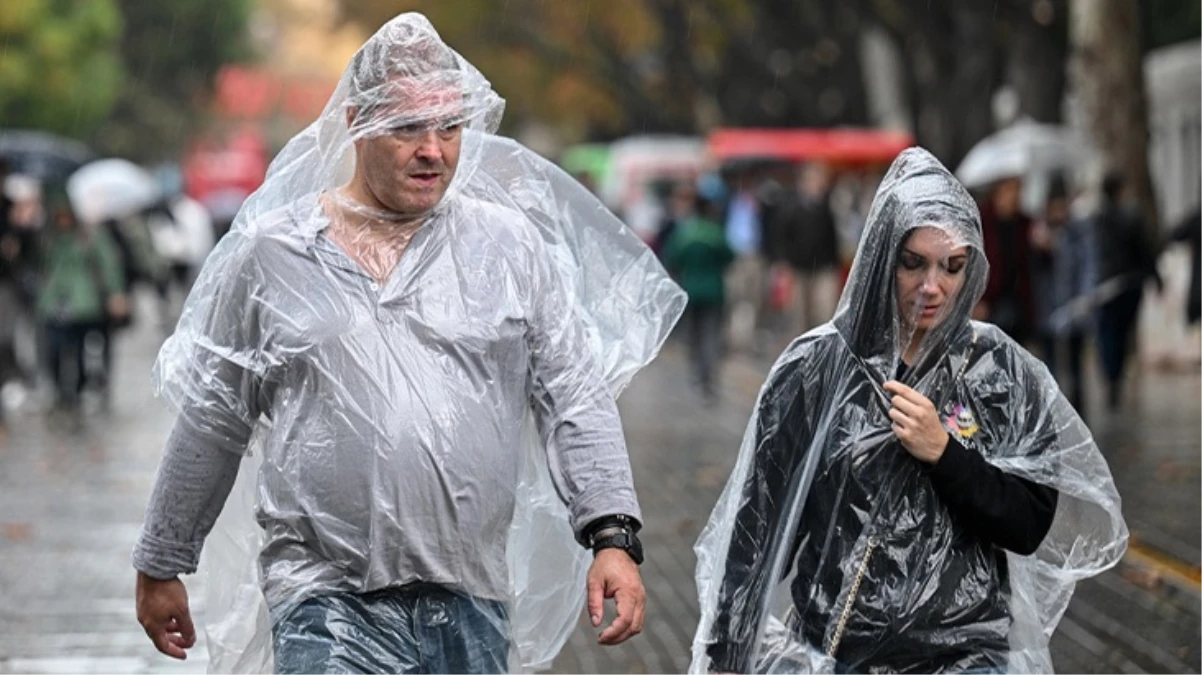 İstanbul'da sağanak alarmı! Valilik saat verdi, fırtına ağaçları devirdi