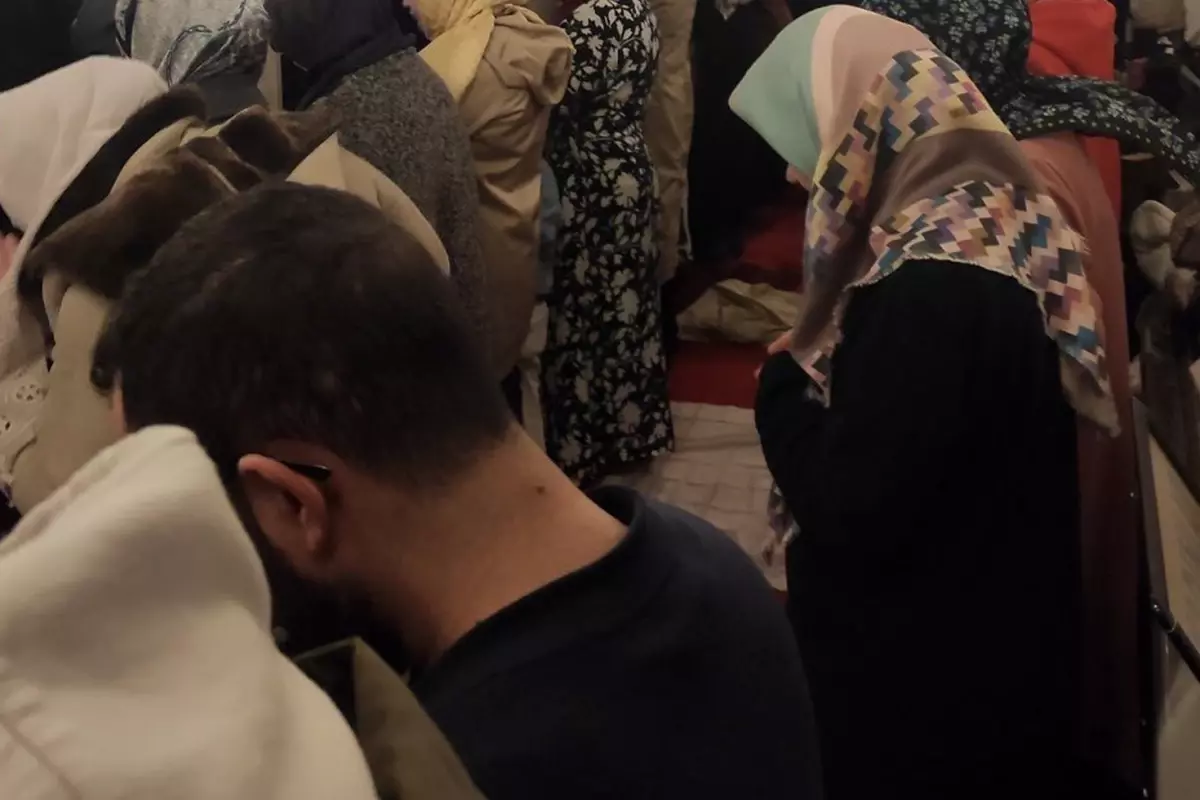 İstanbul'daki camide tartışmalara yol açan fotoğraf