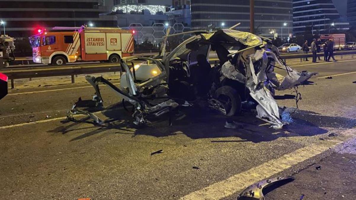 İstanbul'un göbeğinde korkunç kaza! Hurdaya dönen aracın sürücüsü öldü, kamyoneti kullanan şahıs kaçtı