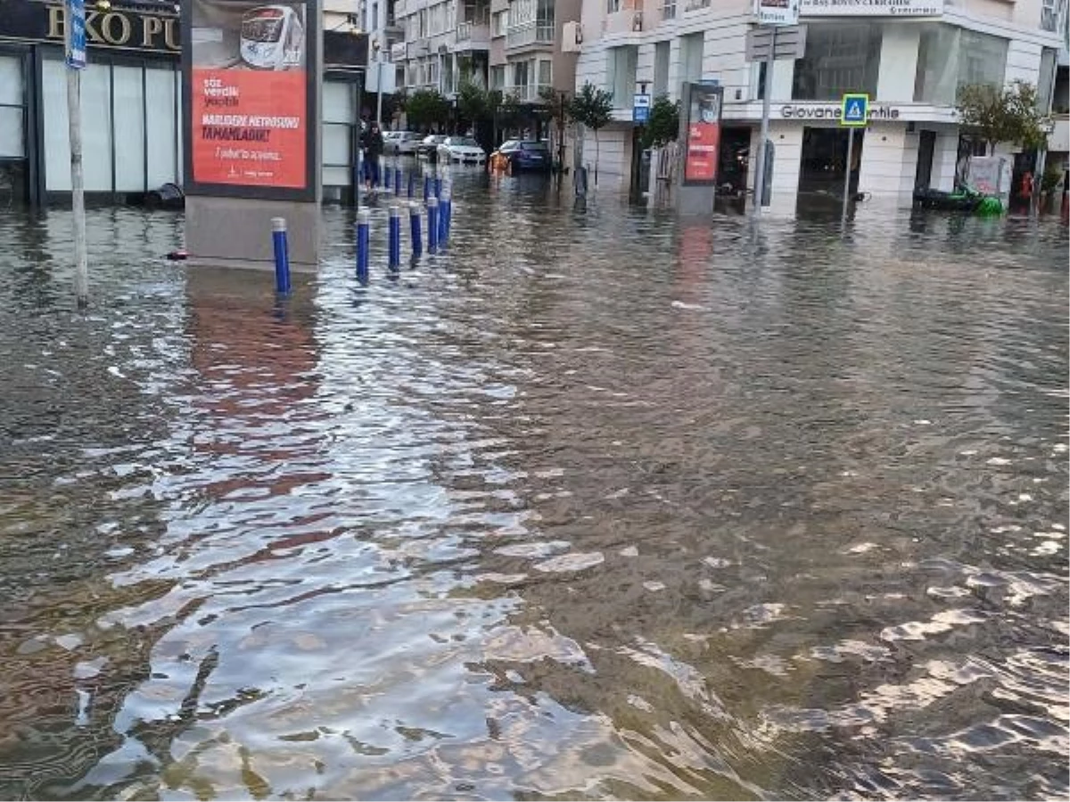 İzmir'de şiddetli yağış ve fırtına, tsunami etkisi yarattı! 2 ilçede deniz taştı, yollar göle döndü