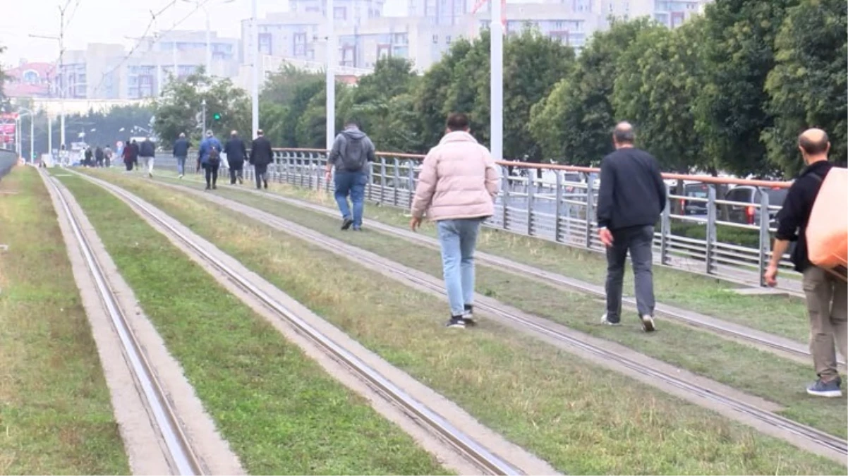Kabataş-Bağcılar Tramvayı'nda arıza! Yolcular bir sonraki istasyona kadar raylarda yürüdü
