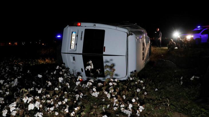 Kaçak göçmenleri taşıyan minibüs, polisten kaçarken devrildi