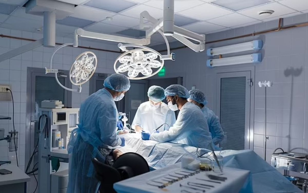 Kadın cerrah ameliyathanede hastaya müdahale ederken erkek meslektaşının cinsel saldırısına uğradı