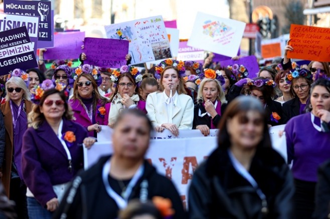 Kadınlar 8 Mart'ta eşitlik ve dayanışma için yürüdü