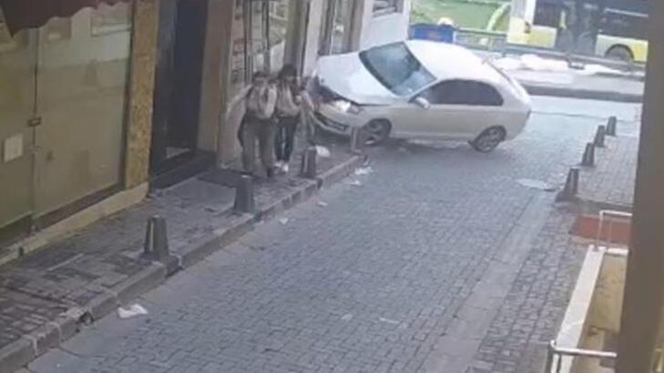 Kaldırımda yürüyen turistler kazadan saniyelerle kurtuldu!