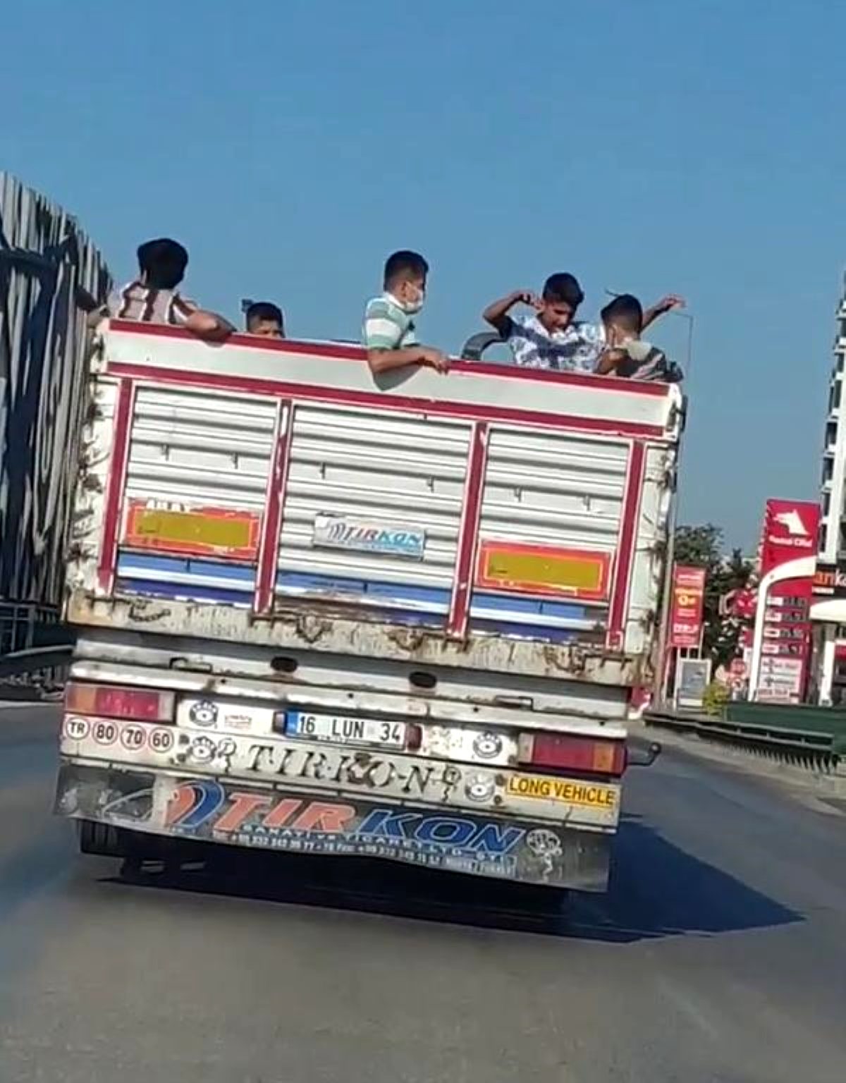 Kamyon kasasında çocukların tehlikeli yolculuğu