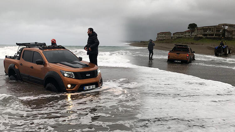 Kamyonet dalgaların arasında kaldı! Dakikalarca yardım bekledi