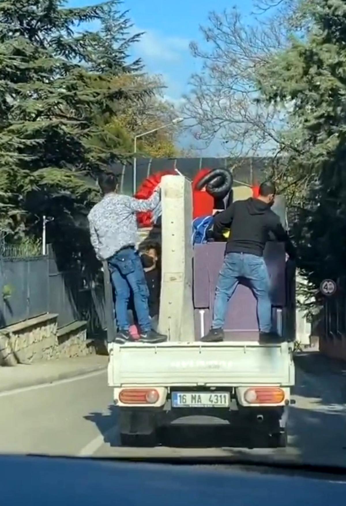 Kamyonet kasasında tehlikeli yolçuluk!