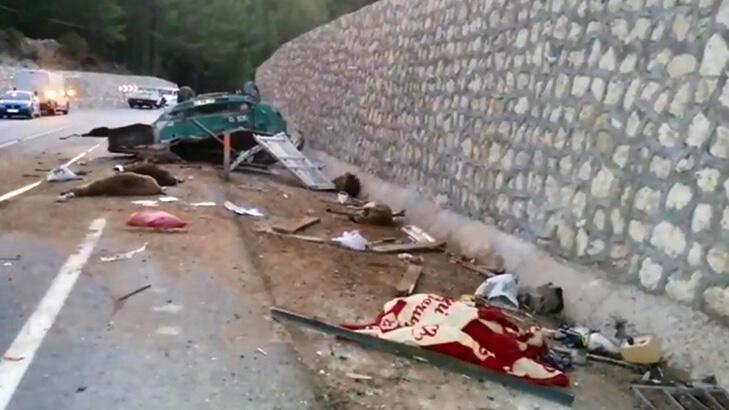 Kamyonet takla attı! Sürücü ve oğlu öldü, eşi ağır yaralı