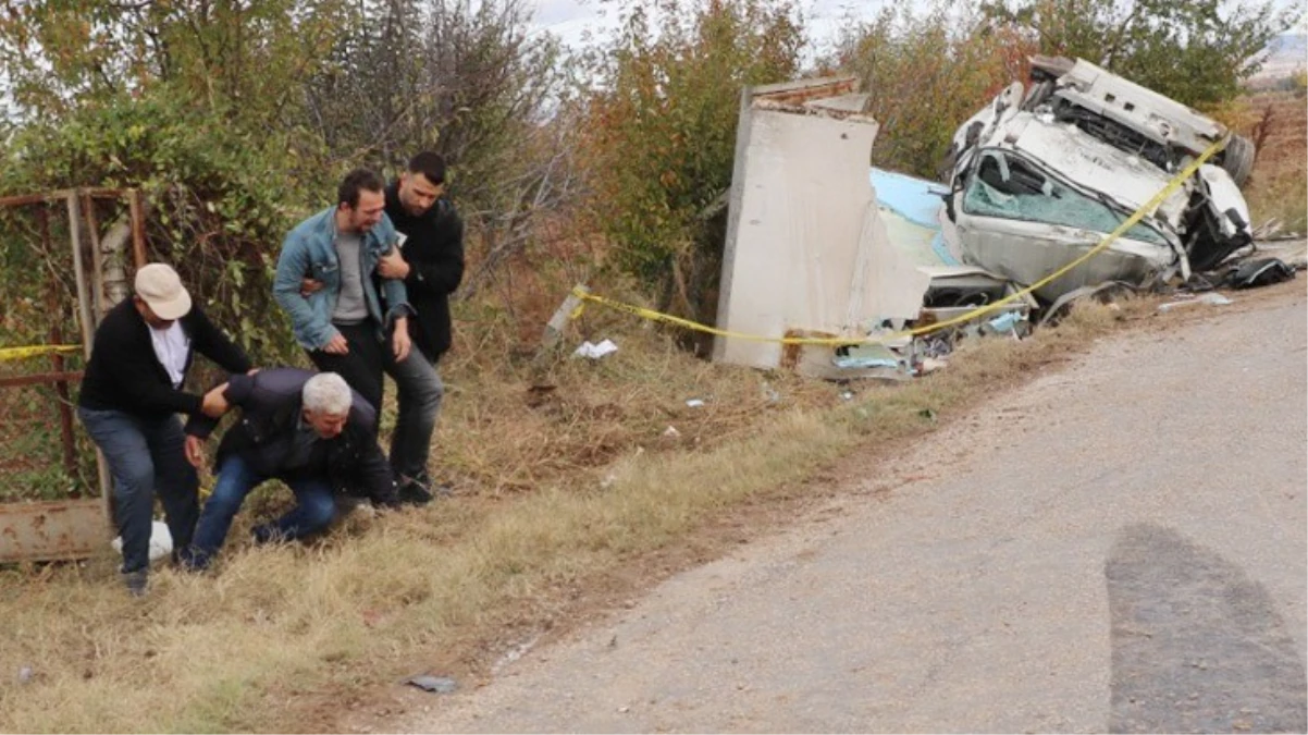 Kamyonla aracın çarpışmasında can pazarı yaşandı: 2 ölü, 3 yaralı