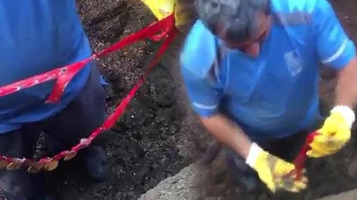 Kanalizasyona düşen altınları bakın nasıl buldular!