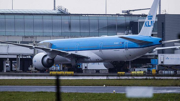 Karantinadan kaçan çift uçakta yakalandı!