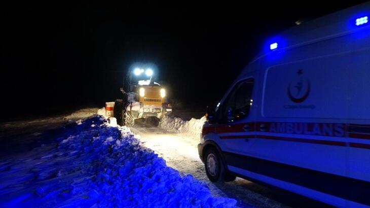 Kardan yolu kapanan köydeki hasta için ekipler seferber oldu