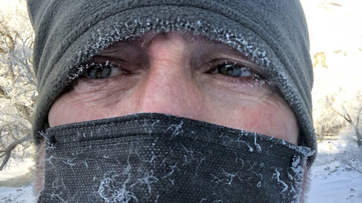 Kars eksi 30’u gördü! Soğuktan kirpikler dondu