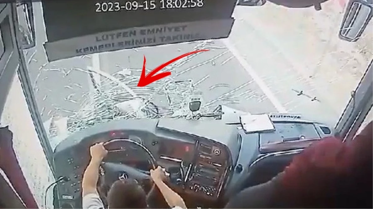 Karşı yönden gelen otomobil, yolcu otobüsünün altına girdi! Korkunç kaza araç kamerasında