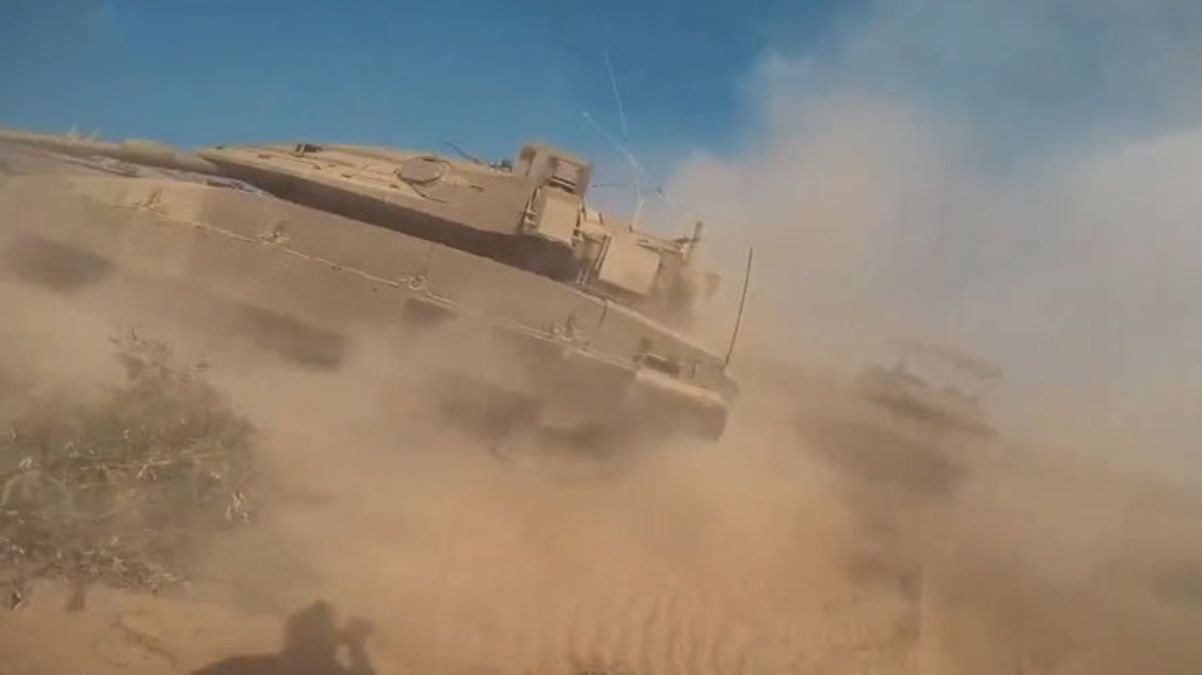 Kassam Tugayı üyesinin tek başına İsrail tankının yanına kadar gidip patlayıcı bıraktığı anlar