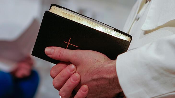 Kavgalı olduğu rahibi korkunç şekilde öldürüp, intihar etti