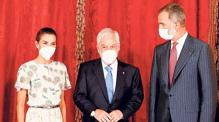 Kayınvalidesinin eski elbisesini giyiyor