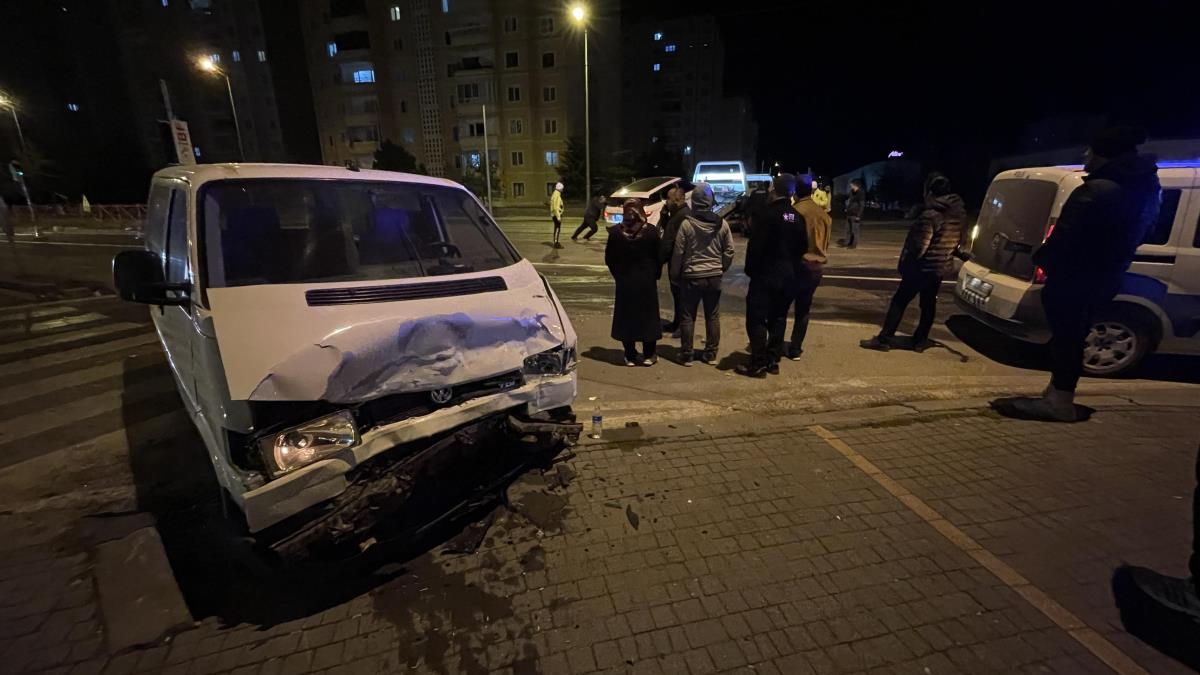 Kayseri'de minibüs ile cipin çarpıştığı kazada 7 kişi yaralandı