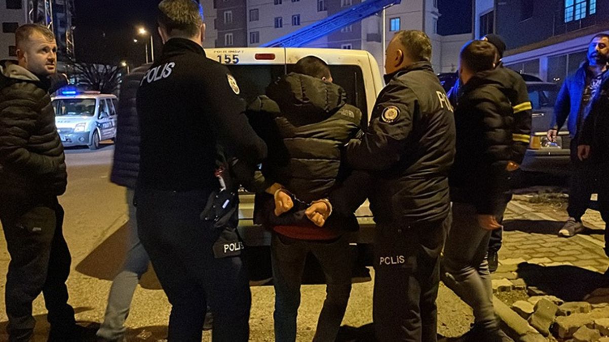 Kendini eve kilitleyip eşyaları ateşe veren genç, ailesinin para vaadiyle ikna edildi