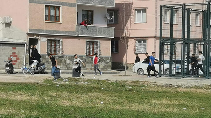 Kısıtlamada parkta oynayan gençler polisten böyle kaçtı!