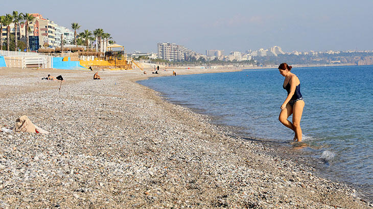Kısıtlamadan muaf turistler denizin keyfini sürdü