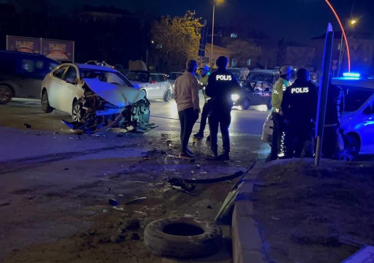 Kocaeli'de halk otobüsüyle çarpışan otomobildeki 2 kişi yaralandı