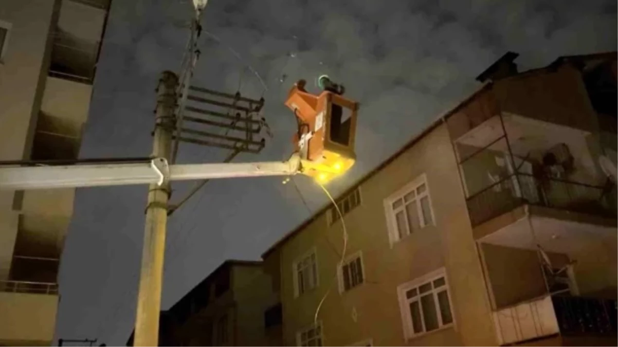 Kocaeli'de trafoda çıkan yangın elektrik kablolarını patlattı, 10 sokak karanlığa gömüldü