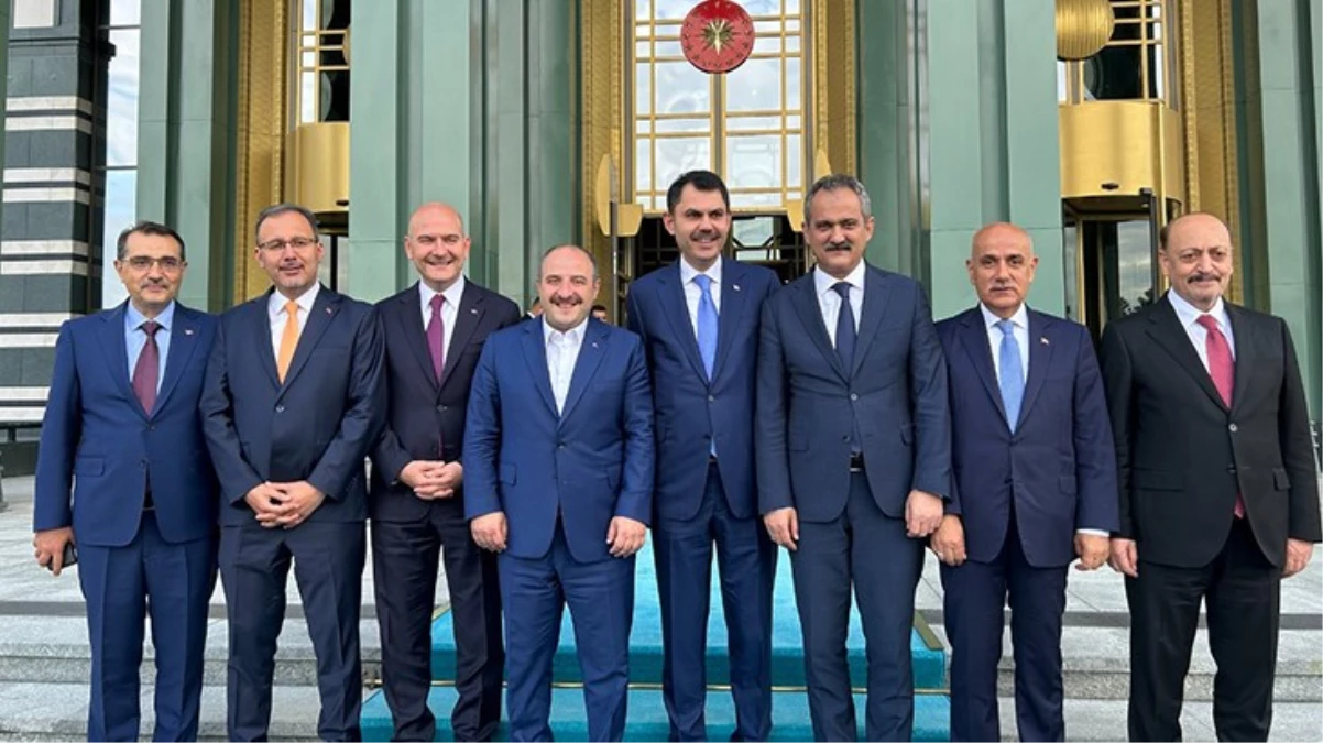 Koltuğu devreden eski bakanlardan peş peşe veda paylaşımları