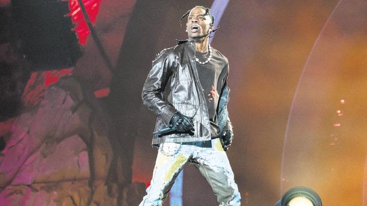 Konserde cesetlerin arasından geçtiler!