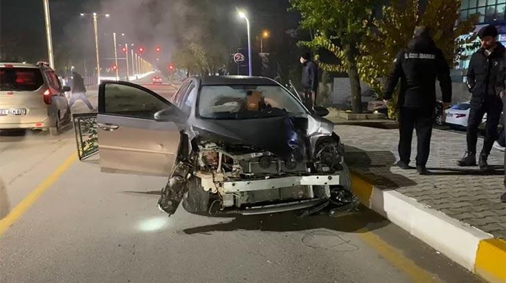 Kontrolden çıkan otomobil karşı şeride uçtu