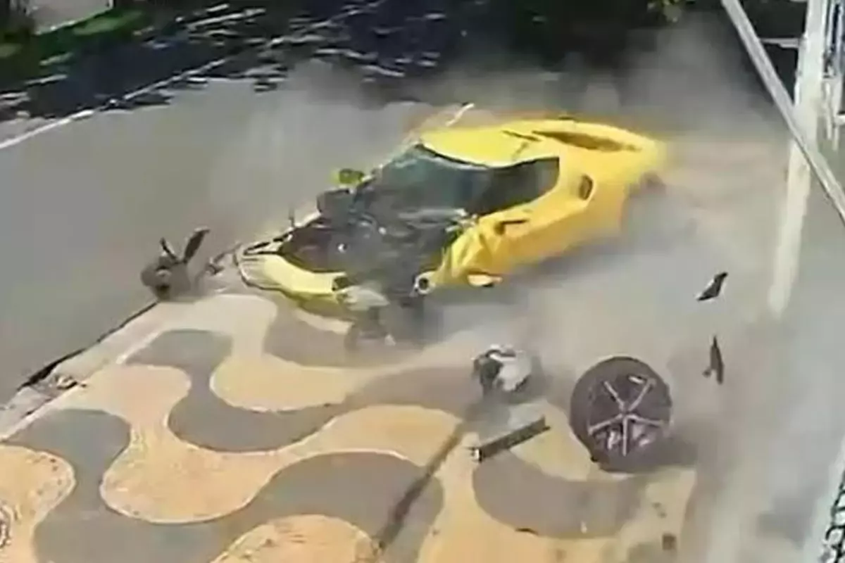 Kontrolden çıkıp duvara çarpan 14 milyon değerindeki Ferrari hurdaya döndü