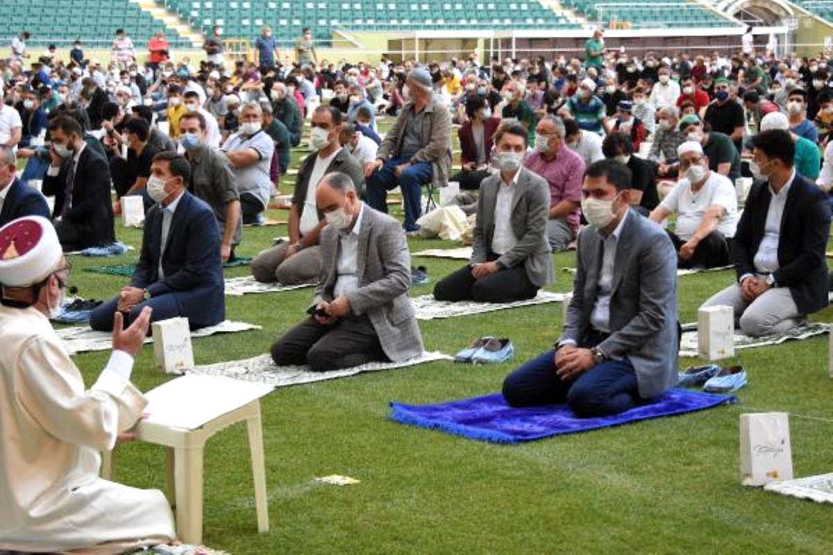 Konya'da stadyumda bayram namazı