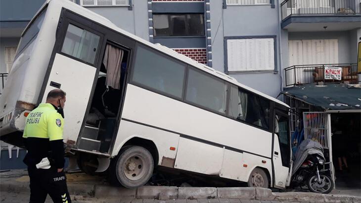 Korku dolu anlar! Otobüs istinat duvarında asılı kaldı