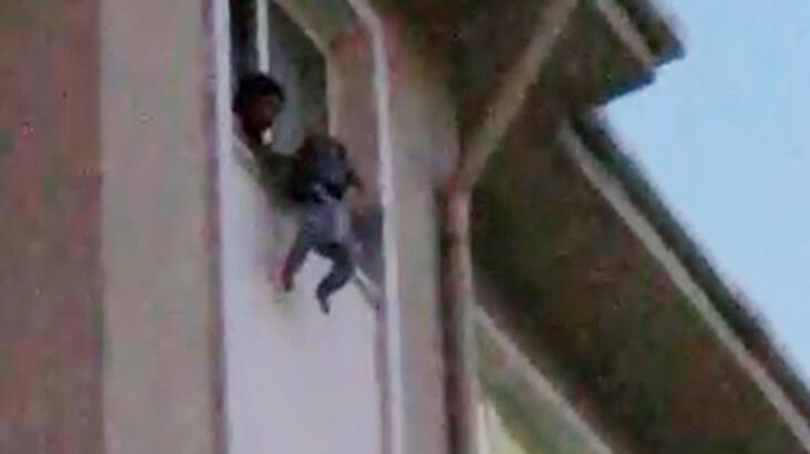 Korkutan anlar! Çocuğunu camdan sarkıtıp...