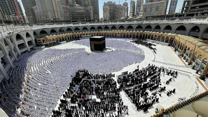 Koronavirüs salgınından beri ilk! Kabe’de sosyal mesafesiz Cuma namazı kılındı