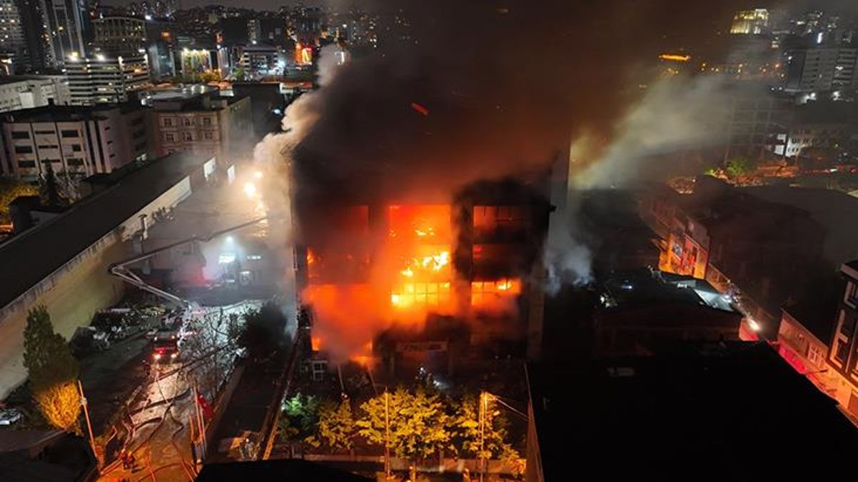 Küçükçekmece'de Akit gazetesinin de bulunduğu binada çıkan yangın 46 saat sonra kontrol altına alındı