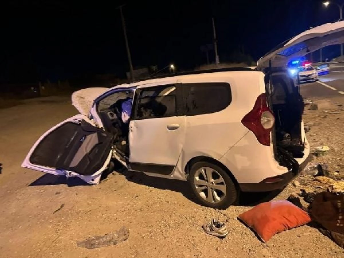 Kütahya'da Menfez Bendine Çarpan Otomobilde 2 Kişi Hayatını Kaybetti