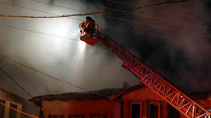 Kütahya'da yangın! Ahşap bina küle döndü