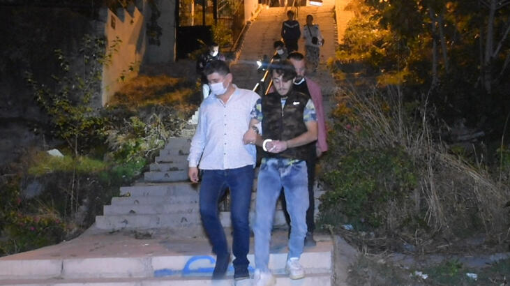 Kuzenini tüfek ve bıçakla yaraladı! Ardından duş aldı