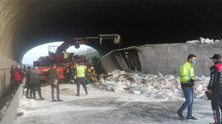 Kuzey Marmara Otoyolu'nda kireç yüklü TIR devrildi