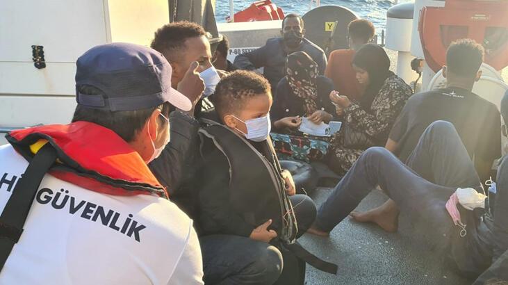 Lastik botları sürüklenen 30 göçmen kurtarıldı
