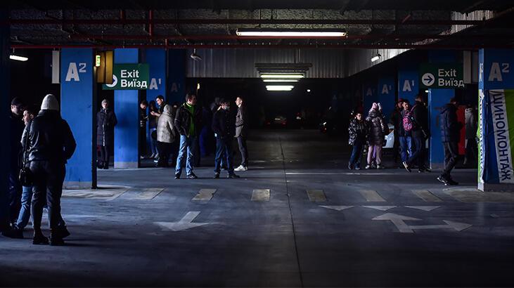 Lviv'de halk, sirenler sonrası AVM otoparkına sığındı
