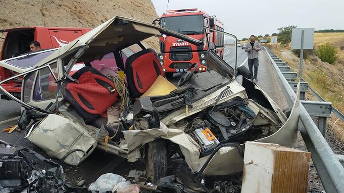Malatya'da iki otomobil çarpıştığı kazada can pazarı: 1 ölü, 4 yaralı